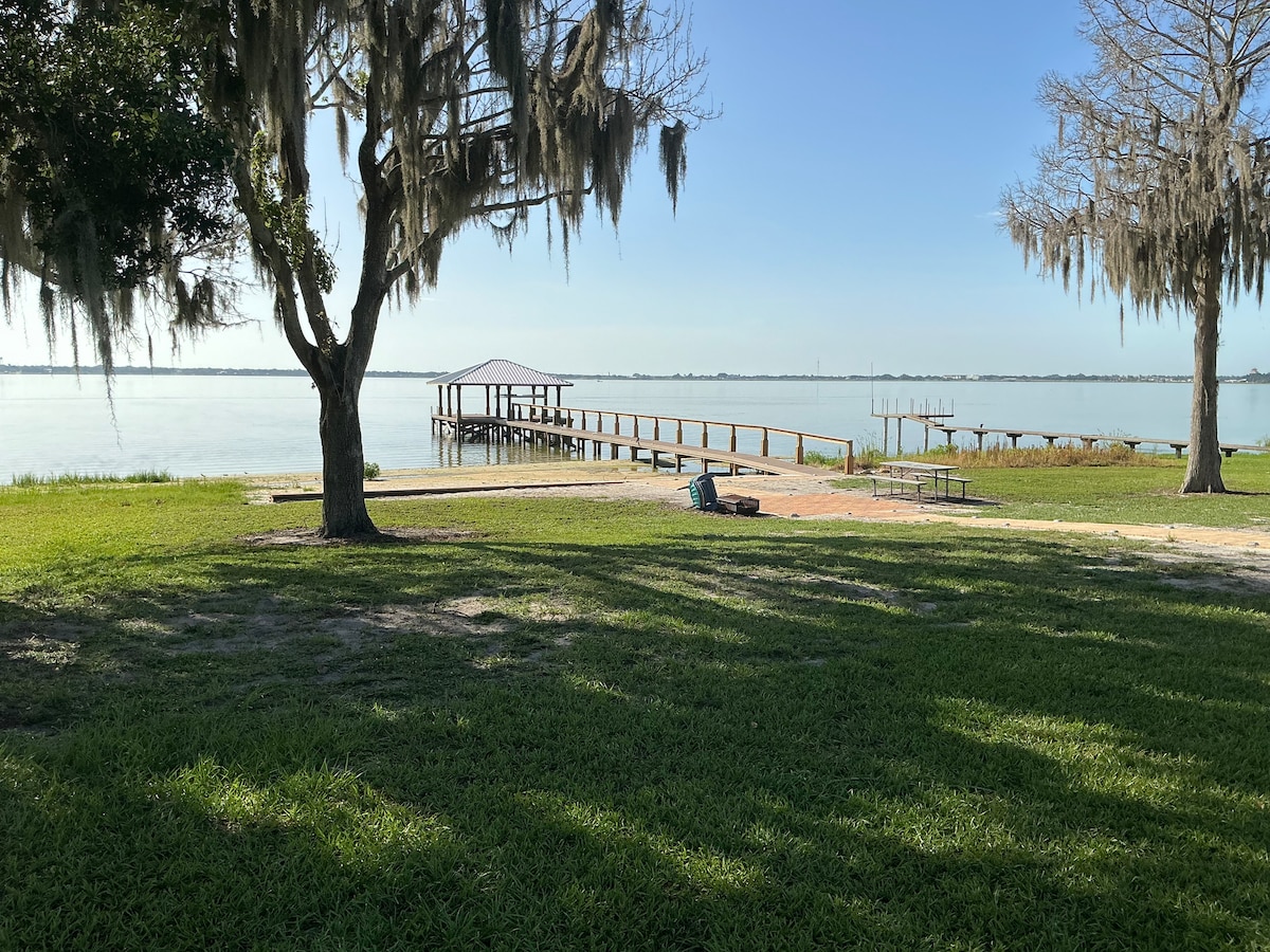 Lakefront lawn