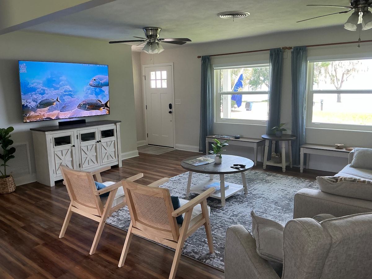 Bright and comfortable living room